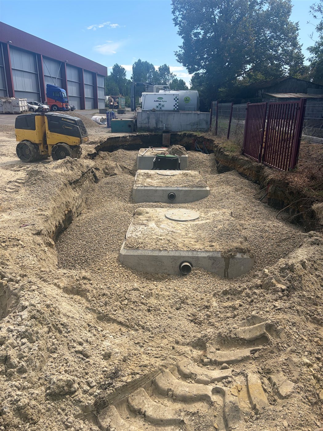 Vue d'ensemble des cuves enterrées lors de l'installation à Lavage Montois